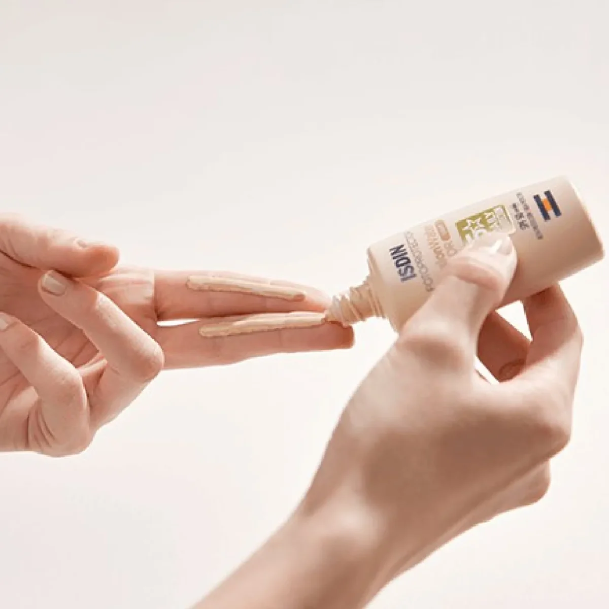 Isdin Fotoprotector Fusion Water SPF 50+ Color Light Tinted Sunscreen 50ml